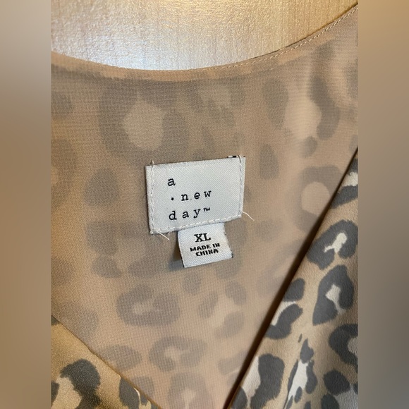 A New Day Light Neutral Leopard Print tank-top Blouse - Size Extra Large - Picture 5 of 6
